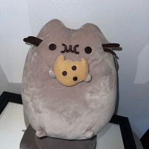 Pusheen eating cookie